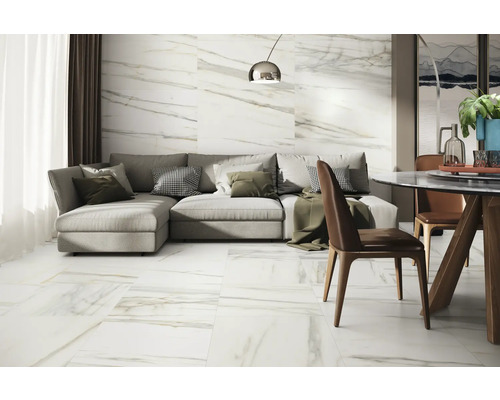 Světlý obývací pokoj s mramorovou dlažbou, pohovkou a jídelním stolem