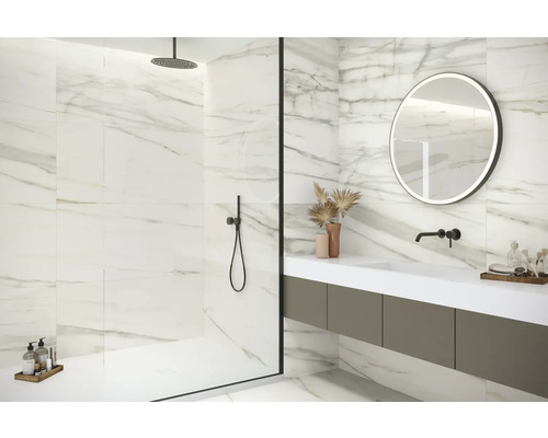 Moderní koupelna s mramorovými obklady, sprchou a umyvadlem