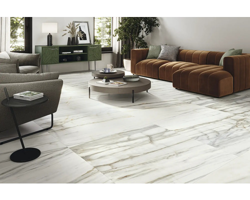 Světlý obývací pokoj s dlaždicemi se vzhledem mramoru, pohovkou a konferenčním stolkem