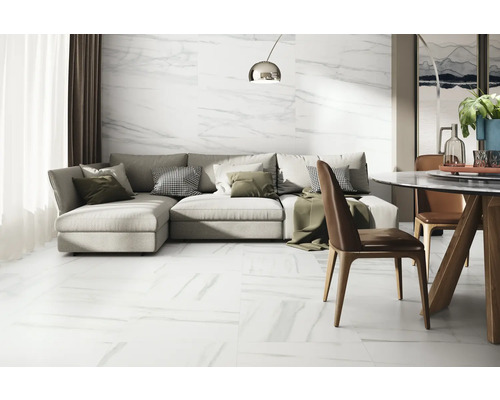 Světlý obývací pokoj s dlažbou se vzhledem mramoru, pohovkou a jídelním koutem