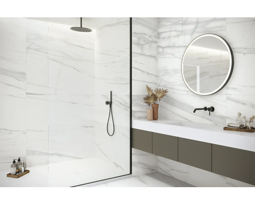 Moderní koupelna s mramorovými obklady, sprchou a umyvadlovou skříňkou se zrcadlem