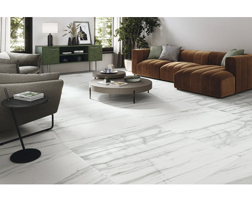 Obývací pokoj s bílou mramorovou dlažbou, hnědou pohovkou a konferenčním stolkem