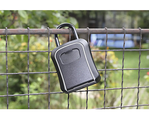 Klíčový trezor pro uložení klíčů připevněný k plotu