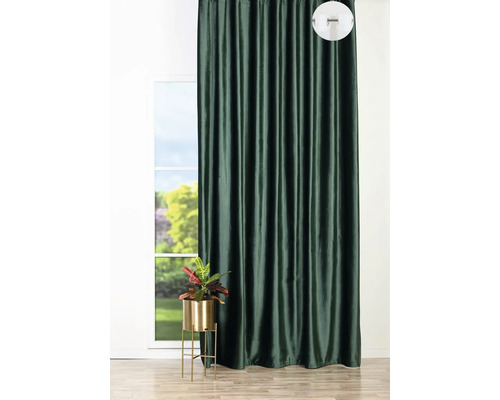 Dekorativní závěs před oknem a pokojovou rostlinou