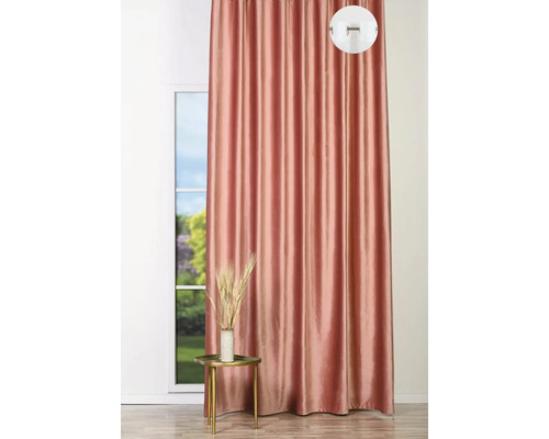 Růžový závěs vedle okna a konferenčního stolku