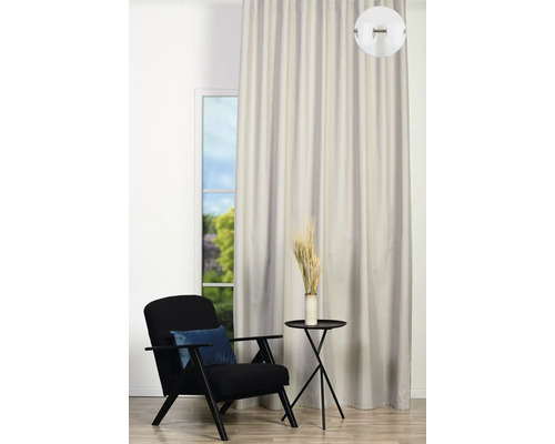 Obývací pokoj s oknem, závěsem, křeslem a odkládacím stolem