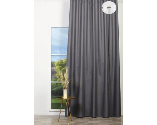 Šedý závěs před oknem s dekorací na stole