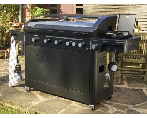 Černý plynový gril se šesti hořáky, bočními stolky a háčky na příslušenství pro venkovní použití.