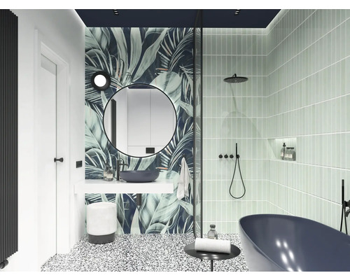 Moderní koupelna se sprchou, umyvadlem, zrcadlem a dekorativní stěnou