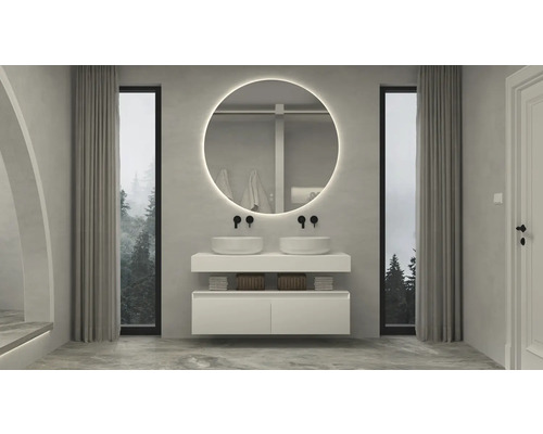 Světlá koupelna s dvojitým umyvadlem, kulatým zrcadlem s osvětlením a oknem