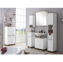 Koupelna s umyvadlem, zrcadlovou skříňkou a vysokými skříňkami v bílé barvě a vzhledu dřeva