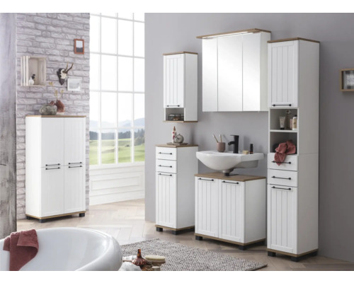 Koupelna s umyvadlem, zrcadlovou skříňkou a vysokými skříňkami v bílé barvě a vzhledu dřeva