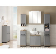 Koupelna s umyvadlem, zrcadlovou skříňkou a vysokými skříněmi ve venkovském stylu