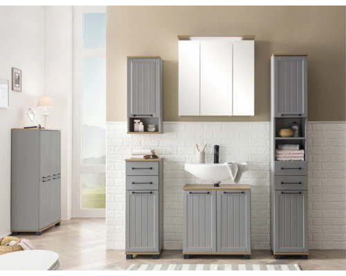 Koupelna s umyvadlem, zrcadlovou skříňkou a vysokými skříněmi ve venkovském stylu