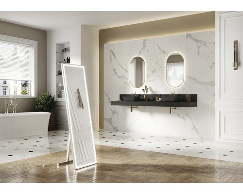 Světlá koupelna s vanou, umyvadly se zrcadly a stojacím zrcadlem