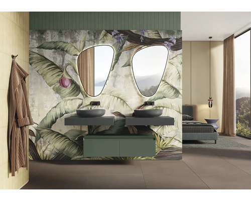 Moderní koupelna se dvěma umyvadly, zrcadly a botanickou tapetou.