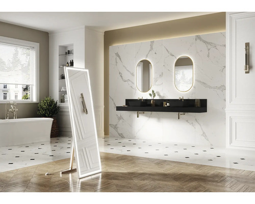 Světlá koupelna s vanou, umyvadly, zrcadly a obklady s mramorovým vzhledem