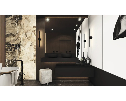 Moderní koupelna s vanou, umyvadlem se dvěma umyvadly, zrcadlem a osvětlením.