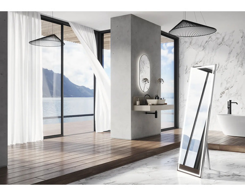 Koupelna s volně stojícím zrcadlem, umyvadlem, vanou a výhledem na moře