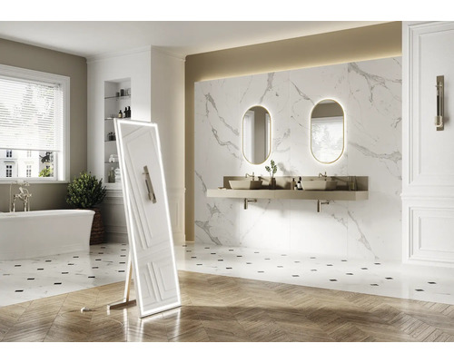 Světlá koupelna s vanou, umyvadlem se dvěma umyvadly, zrcadly a stojacím zrcadlem na celou postavu