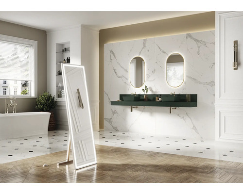 Světlá koupelna s vanou, umyvadly, zrcadly a obklady se vzhledem mramoru