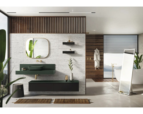 Světlá koupelna s umyvadlem, zrcadlem, vanou a dřevěnými detaily pro moderní a relaxační atmosféru.