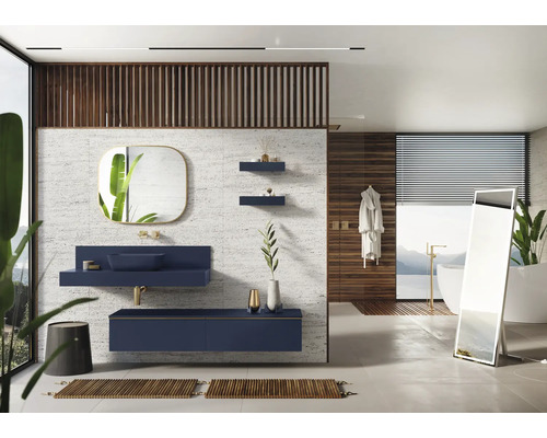 Světlá koupelna s umyvadlem, zrcadlem a vanou