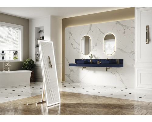 Koupelna s volně stojící vanou, umyvadlem se dvěma umyvadly, zrcadlem a stojacím zrcadlem s osvětlením