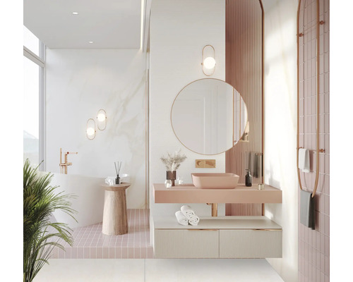 Koupelna s umyvadlem, zrcadlem, vanou a armaturami