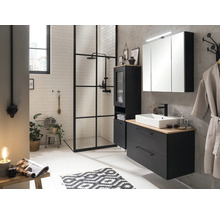 Koupelna se sprchou, skříňkou pod umyvadlo, zrcadlovou skříňkou a držákem na ručníky v moderním designu.