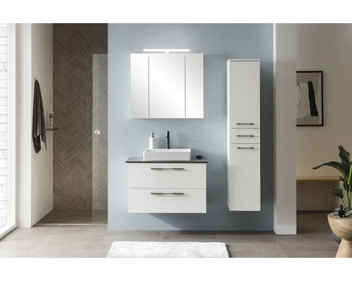 Moderní koupelna s umyvadlovou skříňkou, zrcadlovou skříňkou a vysokou skříňkou