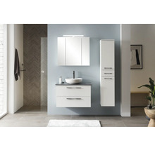 Moderní koupelna s umyvadlem, zrcadlovou skříňkou a vysokou skříní na koupelnové doplňky