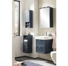 Moderní koupelna s umyvadlovou skříňkou, zrcadlovou skříňkou a závěsnými skříňkami pro úložný prostor