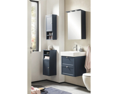 Moderní koupelna s umyvadlovou skříňkou, zrcadlovou skříňkou a závěsnými skříňkami pro úložný prostor