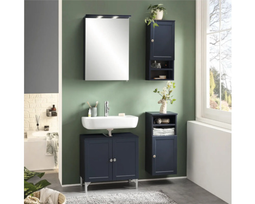 Koupelna s umyvadlovou skříňkou, umyvadlem, zrcadlovou skříňkou a vysokými skříňkami