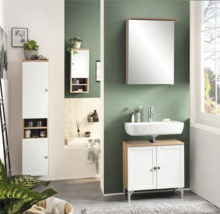 Koupelna s umyvadlem, zrcadlovou skříňkou a vysokou skříňkou v bílé barvě a vzhledu dřeva