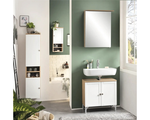 Koupelna s umyvadlem, zrcadlovou skříňkou a vysokou skříňkou v bílé barvě a vzhledu dřeva