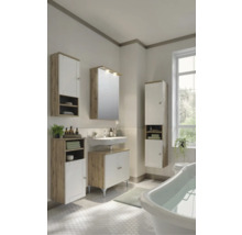 Koupelna s umyvadlem, zrcadlovou skříňkou, závěsnou skříňkou a vanou