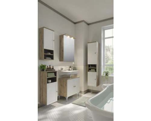 Koupelna s umyvadlem, zrcadlovou skříňkou, závěsnou skříňkou a vanou