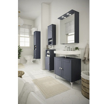 Světlá koupelna s umyvadlovou skříňkou, zrcadlovou skříňkou s osvětlením a vysokou skříní