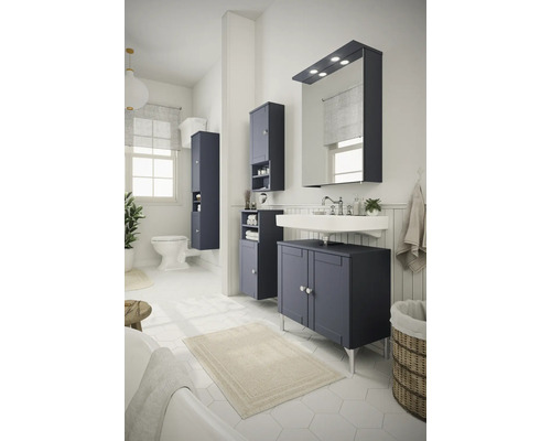 Světlá koupelna s umyvadlovou skříňkou, zrcadlovou skříňkou s osvětlením a vysokou skříní