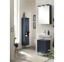 Koupelna s umyvadlovou skříňkou, zrcadlovou skříňkou a vysokou skříňkou v tmavě modré barvě