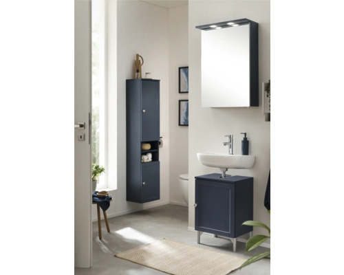 Koupelna s umyvadlovou skříňkou, zrcadlovou skříňkou a vysokou skříňkou v tmavě modré barvě
