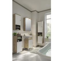 Koupelna s umyvadlem, zrcadlovou skříňkou a vysokými skříněmi