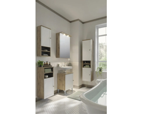 Koupelna s umyvadlem, zrcadlovou skříňkou a vysokými skříněmi