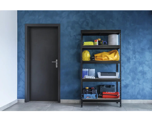 Garáž s regály a dveřmi