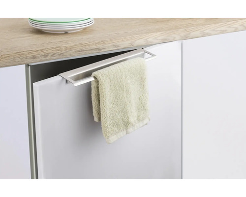 Kuchyňská scéna s kovovým držákem na ručníky na dveřích skříně a ručníkem