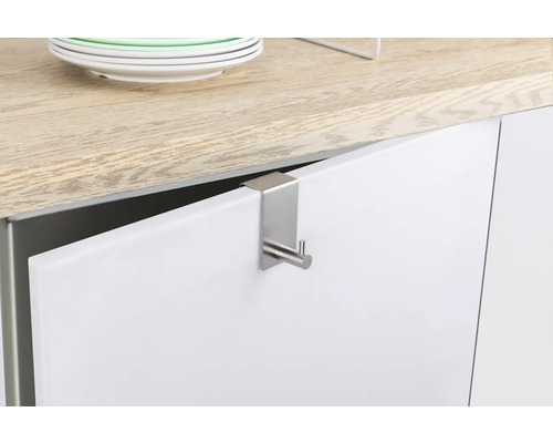 Kovový dveřní hák na dveřích skříně