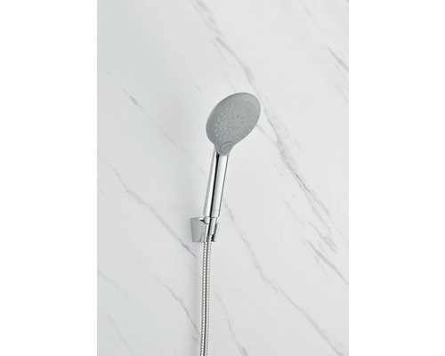 Ruční sprcha s hadicí připevněná na stěně