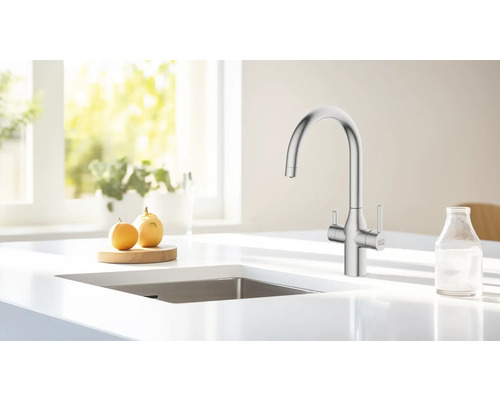 Kuchyňská scéna s dřezovou baterií a dřezem